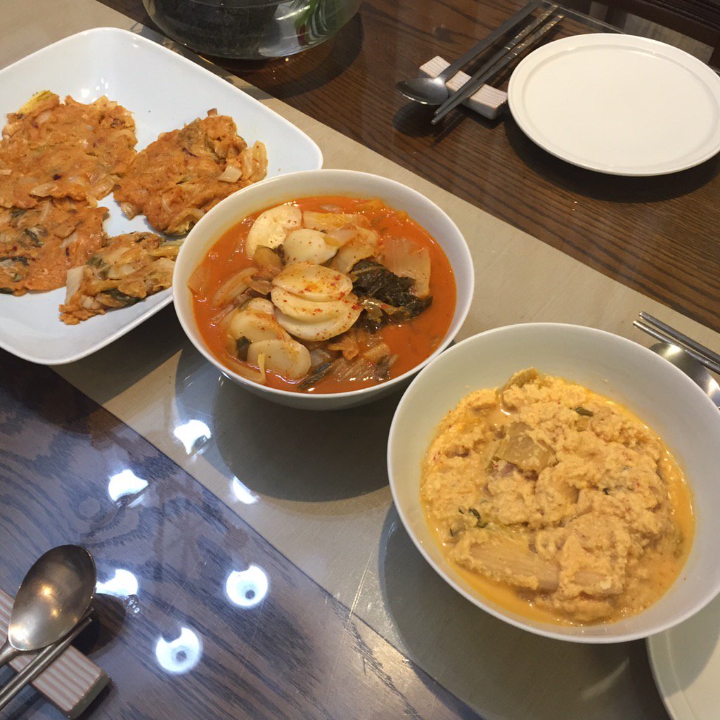 오랜만에 요리. 메뉴는 김치양파전, 콩비지찌게와 김치찌개. 김치찌게는 점심먹고 남은 떡국 국물에 돼지고기 썰어 들기름에 볶아 김치를 넣었더니 아주 일품요리가 되었습니다 저도 요섹남에 도전할까 봐요^^