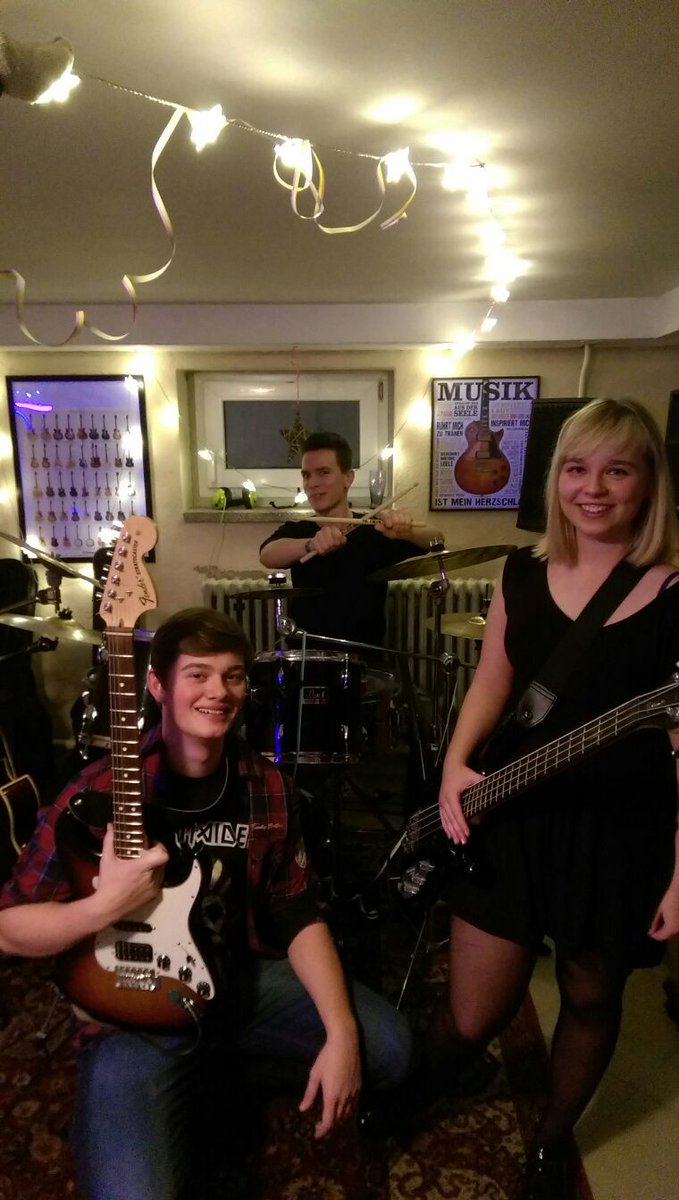 TheException__'s tweet image. Hier noch zwei Fotos vom gestrigen Abend, Keller Konzerte fetzen!