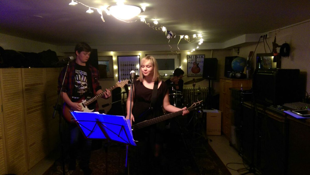 TheException__'s tweet image. Hier noch zwei Fotos vom gestrigen Abend, Keller Konzerte fetzen!