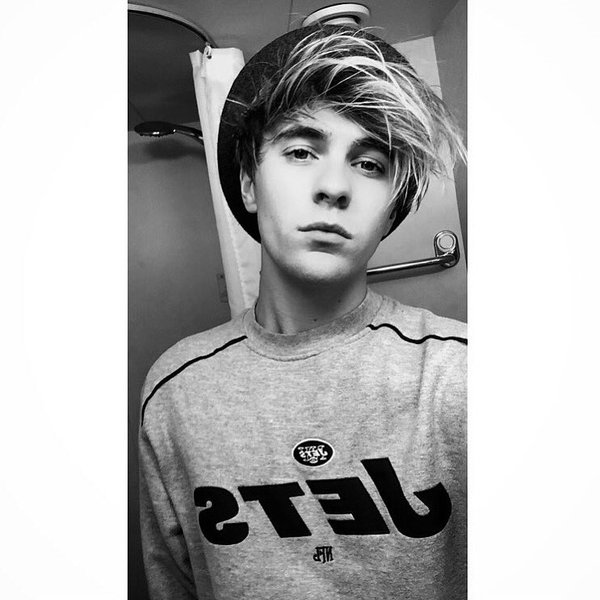 FitFamousMales's tweet photo. You lot seem to likey Mr @Mikey_Bromley as he's been voted number 8 in our Fittest Males of 2015. #FFM50 https://t.co/VkGb1d6OGQ