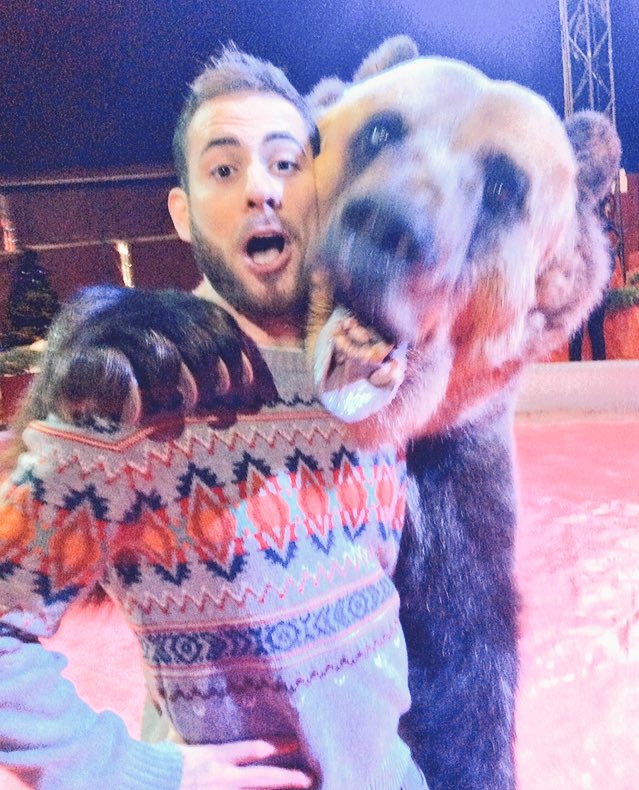 ZesarM's tweet photo. Yo aún sigo de fiesta. Por el nuevo año! #FelizAño2016 #DeRave #AFull #AmistadesPeligrosas https://t.co/6OH0q3DBBy