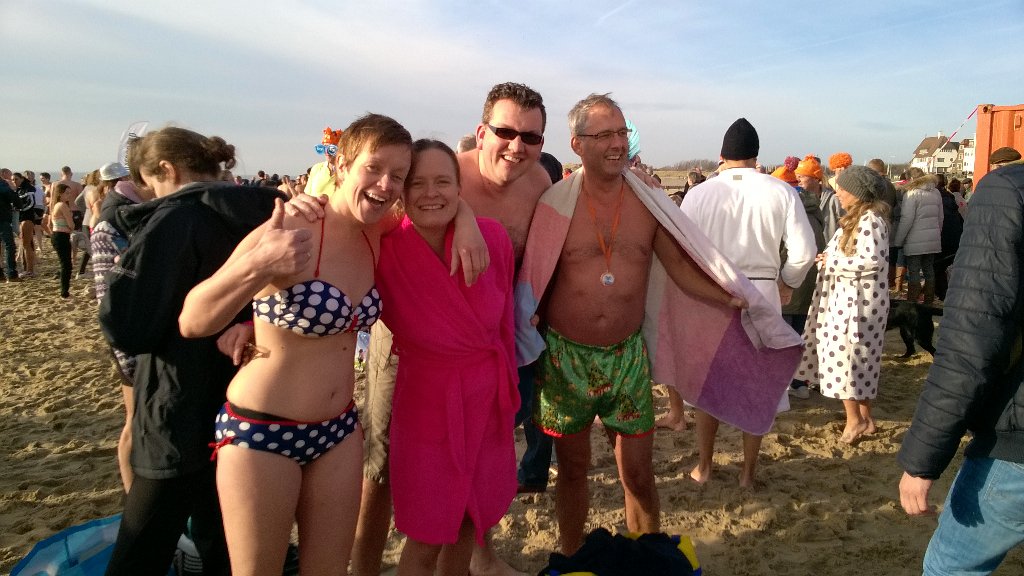 FerryStoel's tweet photo. @Vlissingen badstrand #Nieuwjaars duik ! https://t.co/gXuyBXlyFL