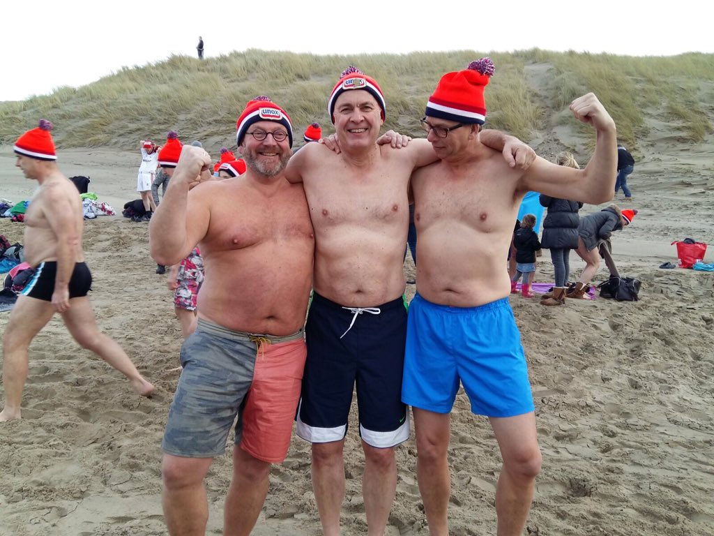 TonFreriks's tweet image. Stoere nieuw jaars duik.