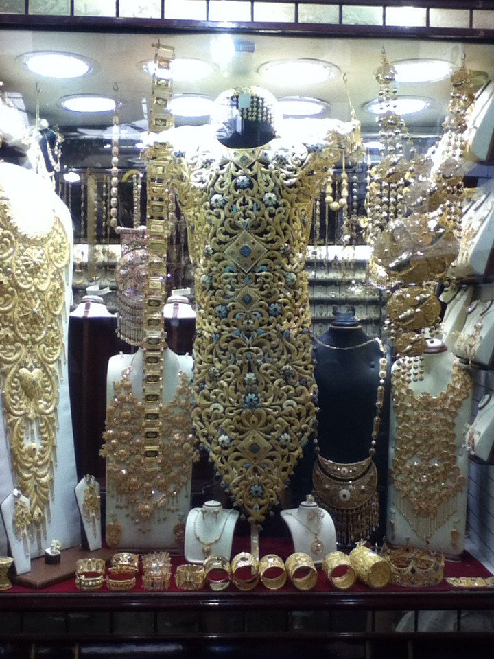 ikukur's tweet photo. what a dress!!! can't define #dubaicityof gold https://t.co/2yMgErxeCH