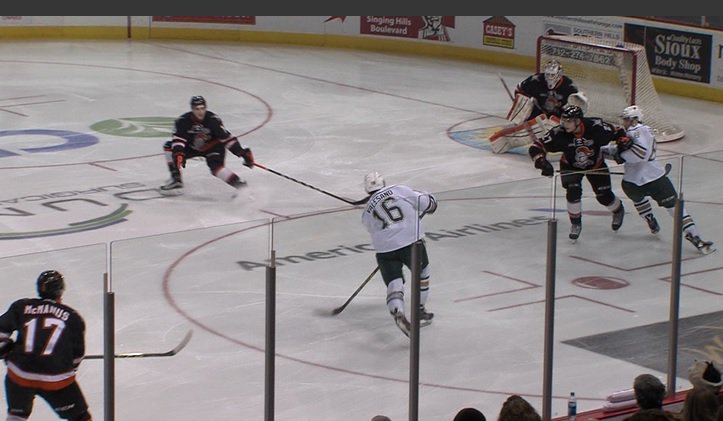 SportsZoneKCAU9's tweet photo. ICYMI: @Musketeerhockey snapped a 3-year NYE losing streak with a 4-1 win over Omaha https://t.co/elf2Y8sykg https://t.co/kee191jEA3