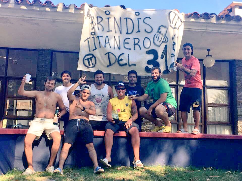 NahuelVentura9's tweet photo. Despidiendo el 2015 con la famosa banda del brindis titanero del 31 #LosTitanes #2015 #BrindisDel31 #2016 @club_tt https://t.co/ZiCcNnJYfe