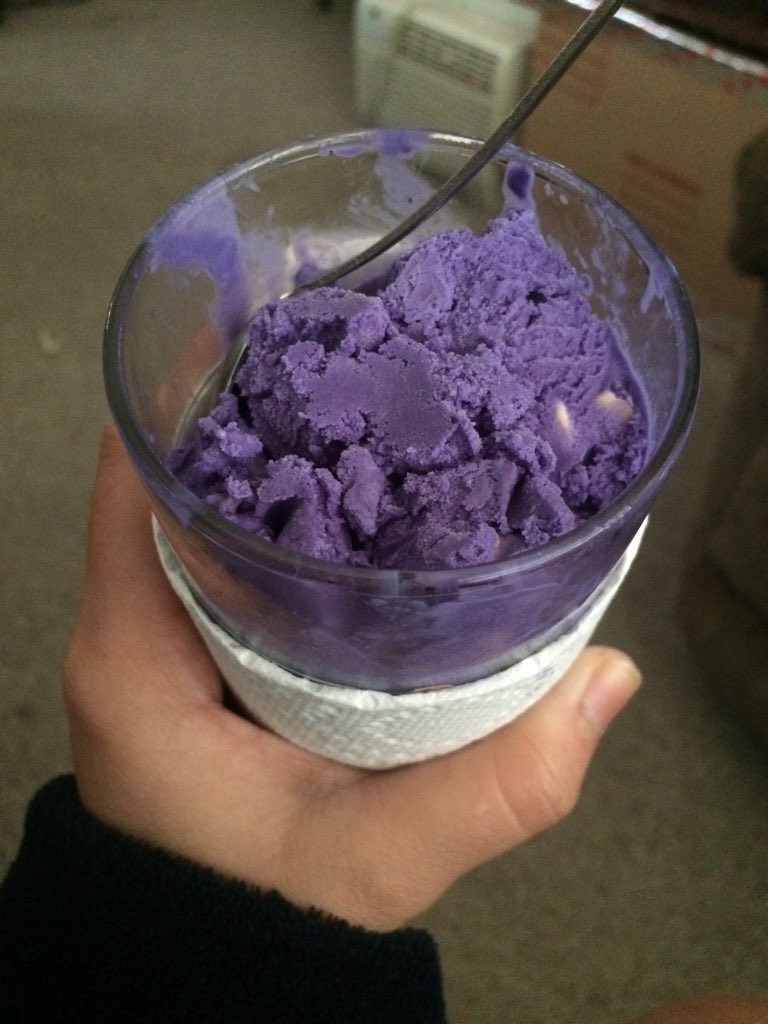 znybcss's tweet image. Ang lamig lamig na mag iice cream pa! 😍🙈💪🏻 #Ubelover #engsherep