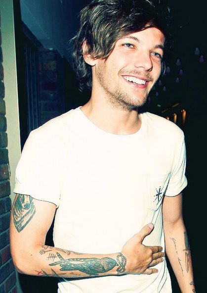 _thisispainful_'s tweet image. We want to see this smile again Louis. #StopToDrinkLouisTakeCare #StopToControlLarry