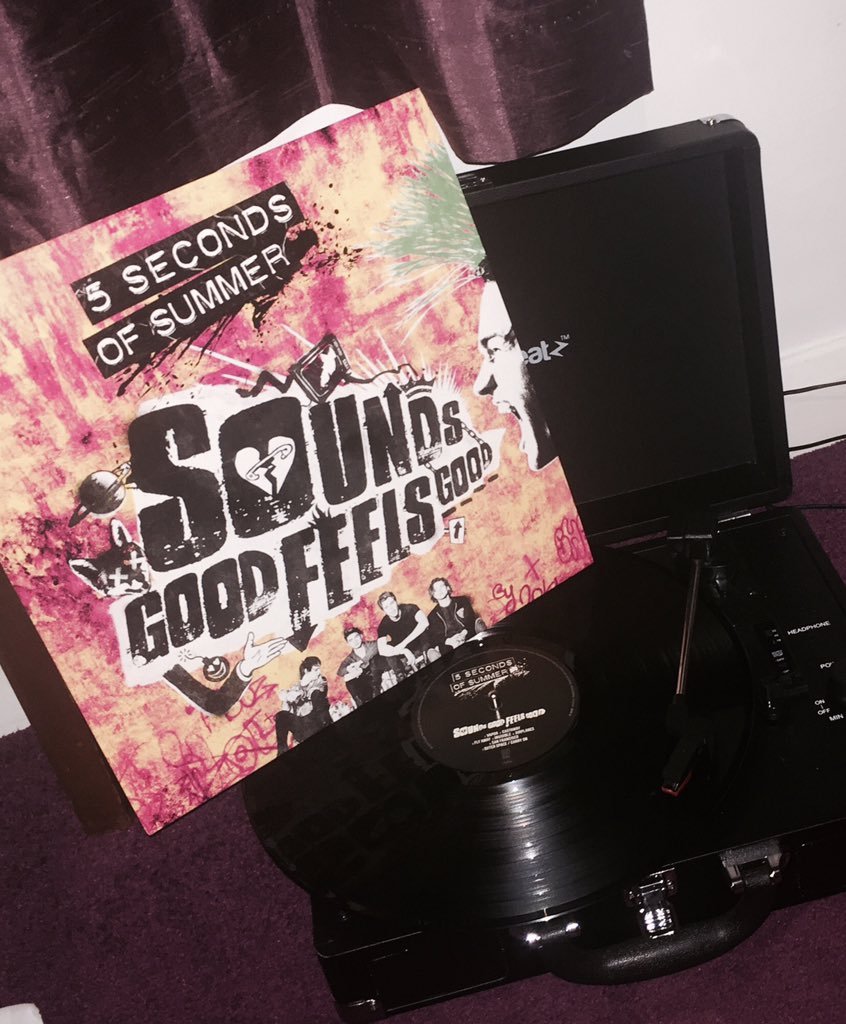 chloe31x's tweet photo. The lyrics in this album are just memorising...🎧 @5SOS https://t.co/GGsL3JCGJ4