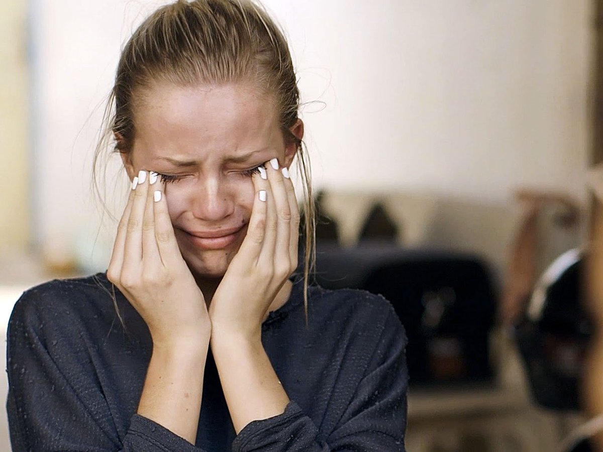 Blonde girl crying, visit met art