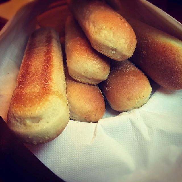 olivegarden's tweet photo. @brettlaboss We just put a new batch in the oven and we're ready for you! #ThoseBreadsticksTho https://t.co/RQpPw4IiQZ