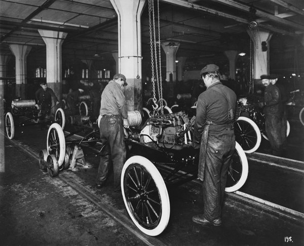 CNBC's tweet photo. In 1914, Henry Ford announced workers at his factory would earn $5/day for an 8-hr. work day #MostRTed2015 https://t.co/DE19B2y7Xk