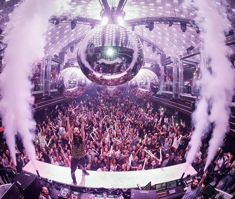 my first show of 2016 went down at @LIVmiami. happy new year!! https://t.co/n7icNieyDe