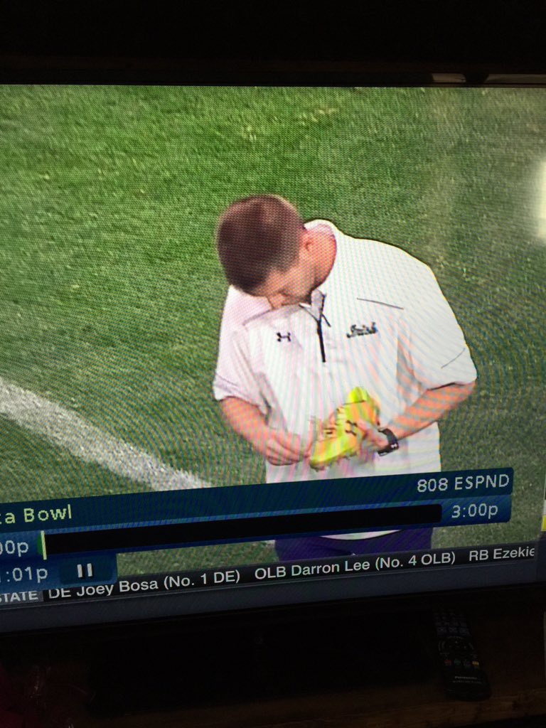 CoachGroomsy's tweet photo. Quick work by @NDFBEquipment #nevermissaplay https://t.co/3hpJBYgU9I
