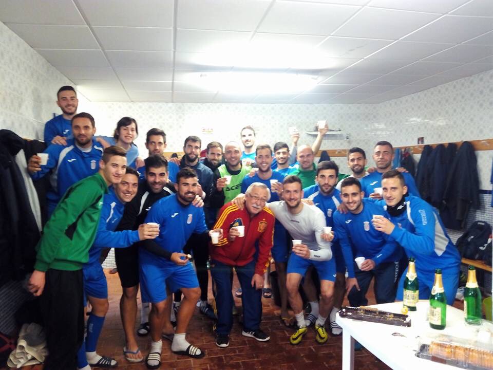 Después de comilonas, fiestas y juntanas... ¡Toca apoyar a la UD! El domingo a las 5 os esperamos en el Paco Simón