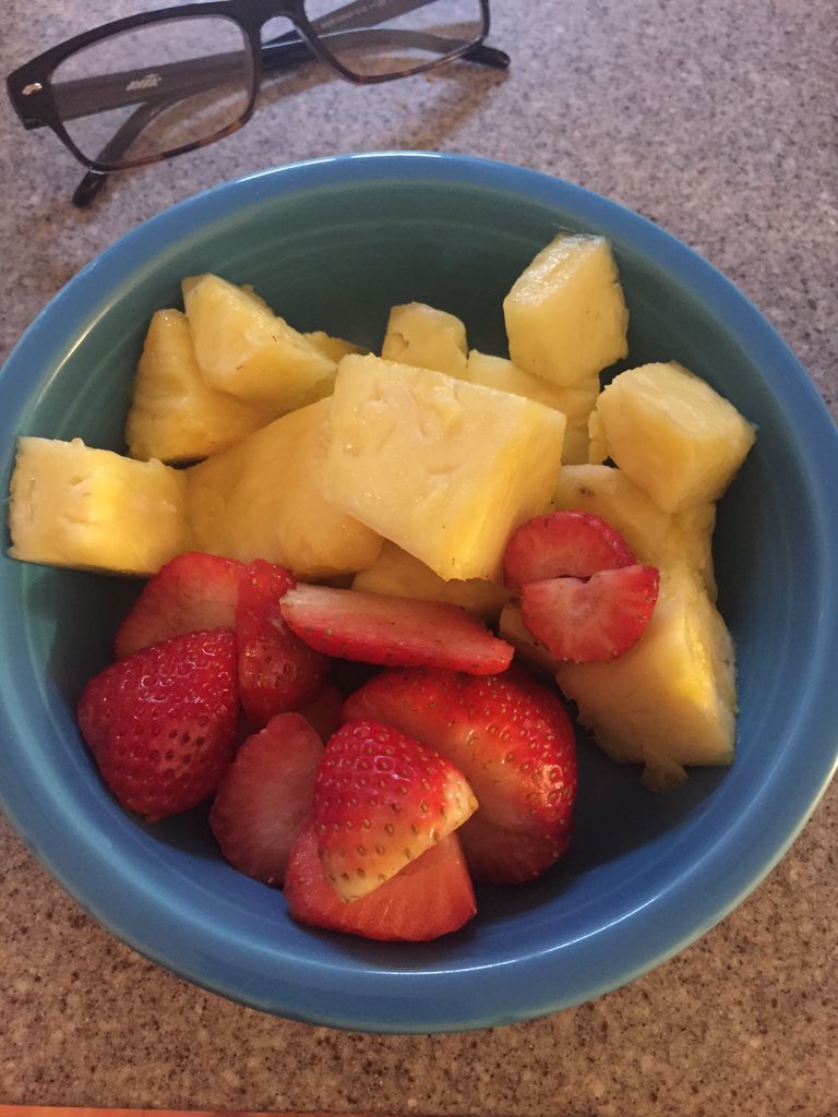 Gemmmma140's tweet photo. first meal of the year: pineapple and strawberry with agave nectar #2016firsts https://t.co/94ZZ55mvXn