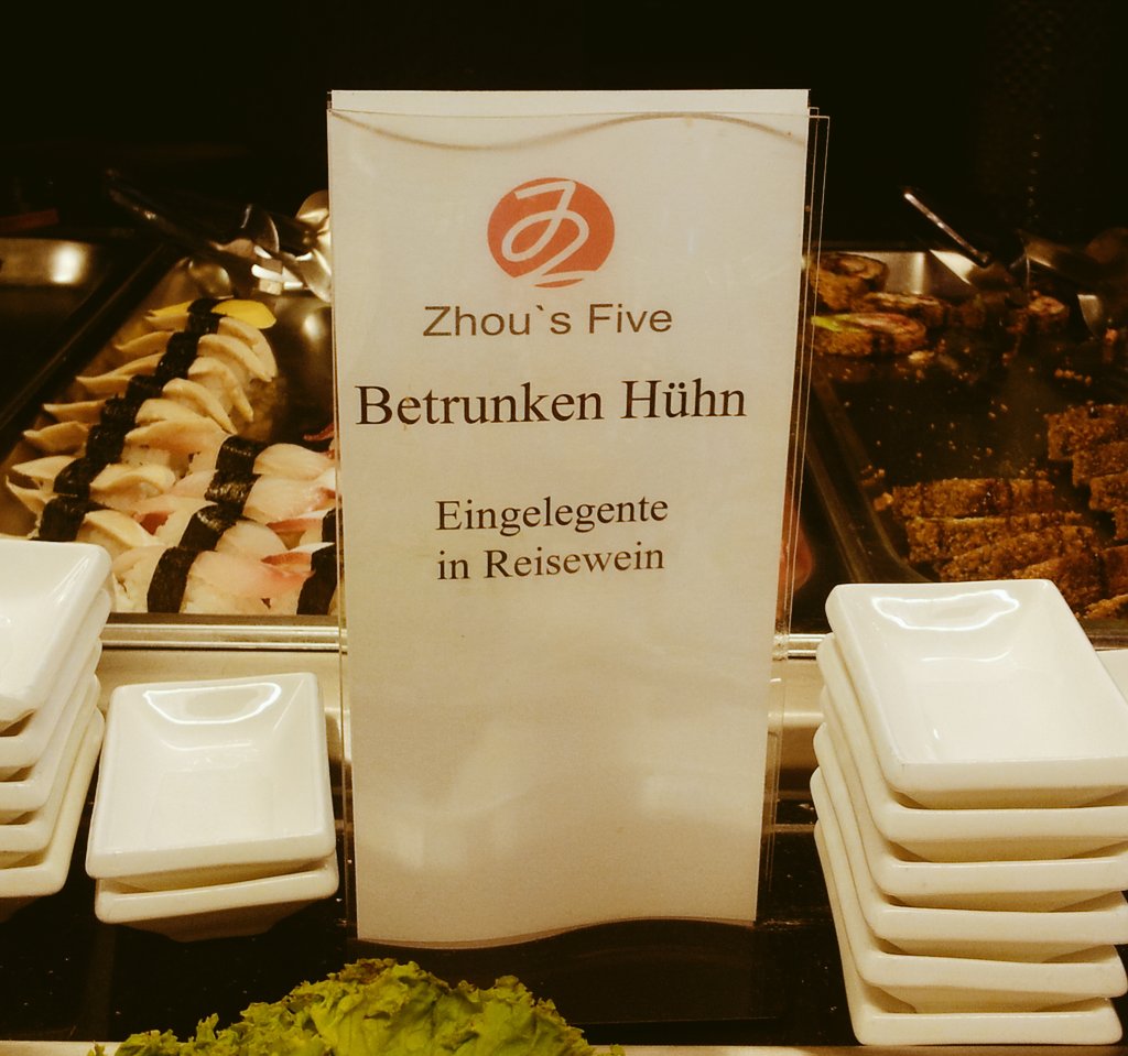 utafroeh's tweet image. Betrunken Hühn - eine Verwandte von Oberst von Huhn? #AxelHacke