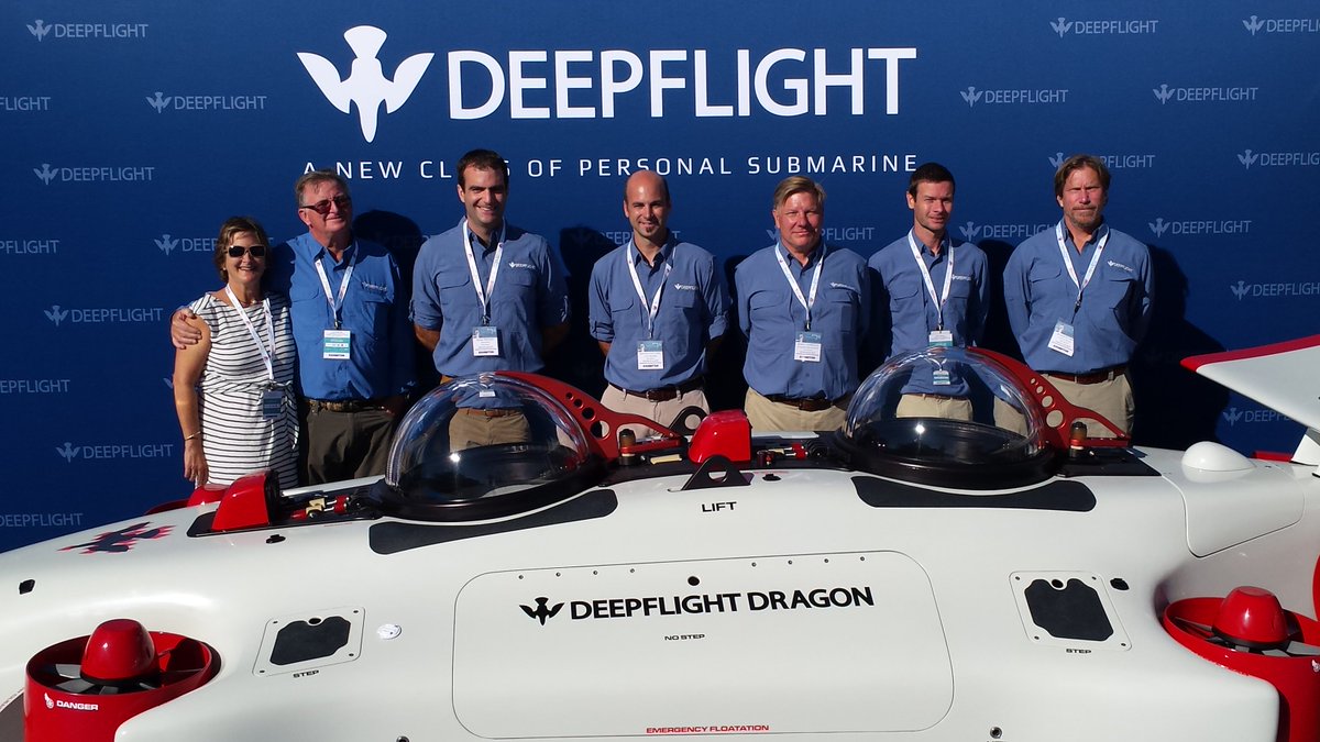 DeepFlightOcean's tweet photo. 8th Day, #HappyNewYear from 8 #DeepFlight team members (7+1 Dragon in this @mys_monaco shot), 2016 here we come! https://t.co/0lCME6JDNk