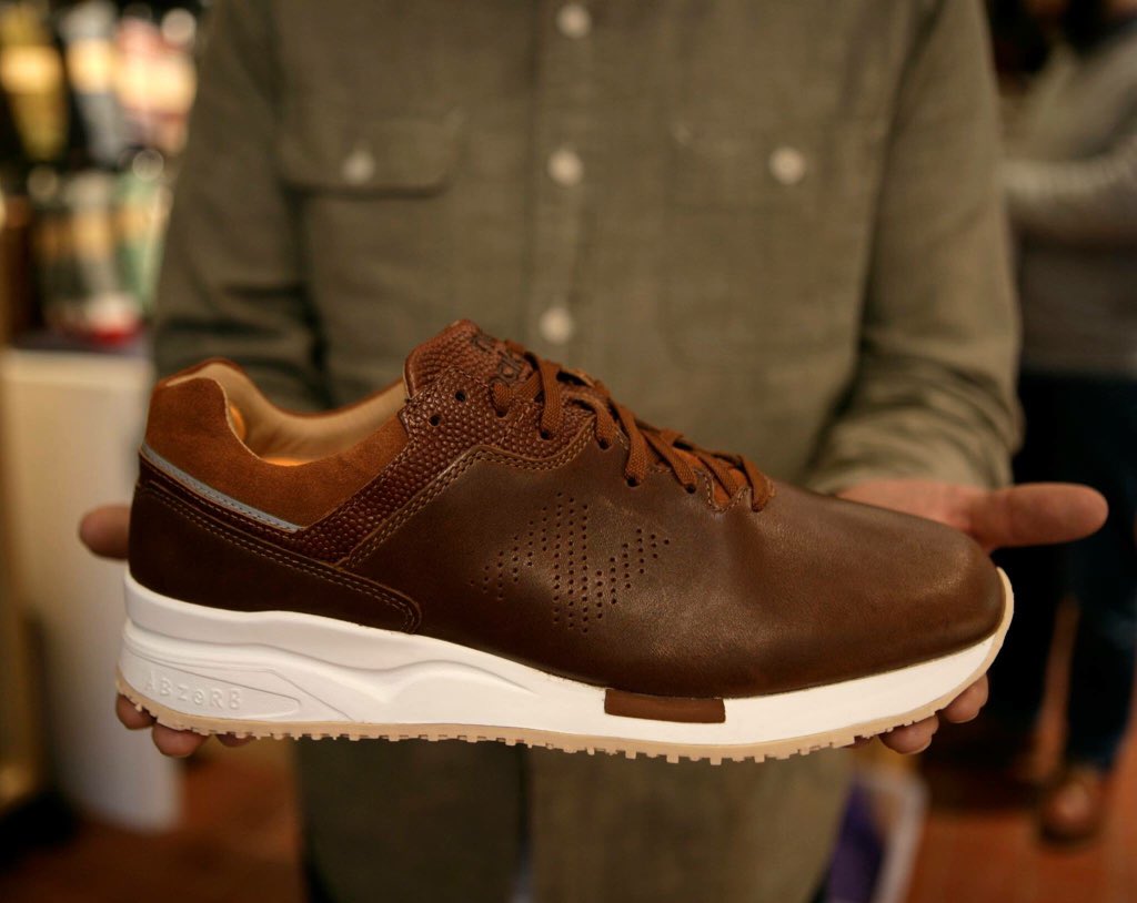 thehipstore's tweet image. The #ML2016 from @newbalance are now available in store and coming soon online in black and brown. #newbalance