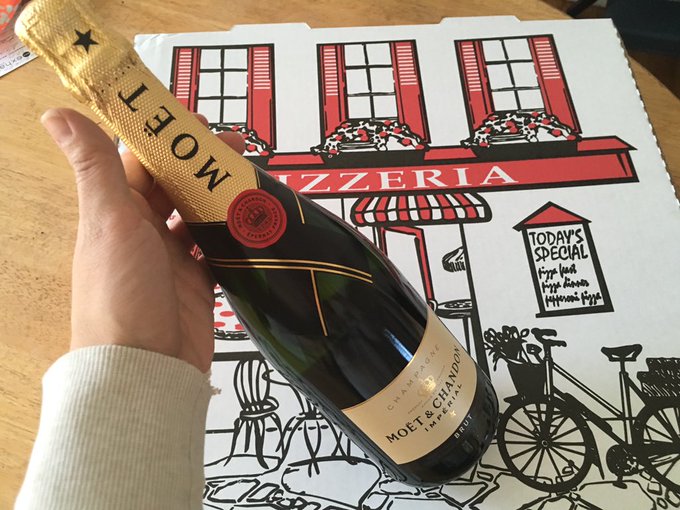 #Champagne dreams and #pizza for #HappyNewYear breakfast!! https://t.co/45nWMu3Cdv<a href="/tag/champagne"class="tags">#Champagne</a><a href="/tag/pizza"class="tags">#pizza</a><a href="/tag/happynewyear"class="tags">#HappyNewYear</a>