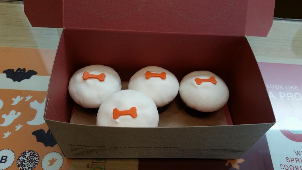 FreedomPupsLA's tweet photo. One of our own is celebrating a 1st birthday today! Operation Pup Party is underway, snagged @sprinkles pupcakes♡ https://t.co/7sKQEvt7GP