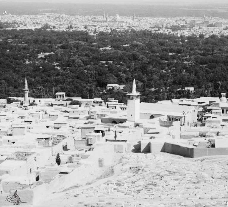 من الصور القديمة لمسجد #الحنابلة في صالحية #دمشق والصورة أُخذت من جهة جبل قاسيون، ويظهر فيها من بعيد #الجامع_الأموي