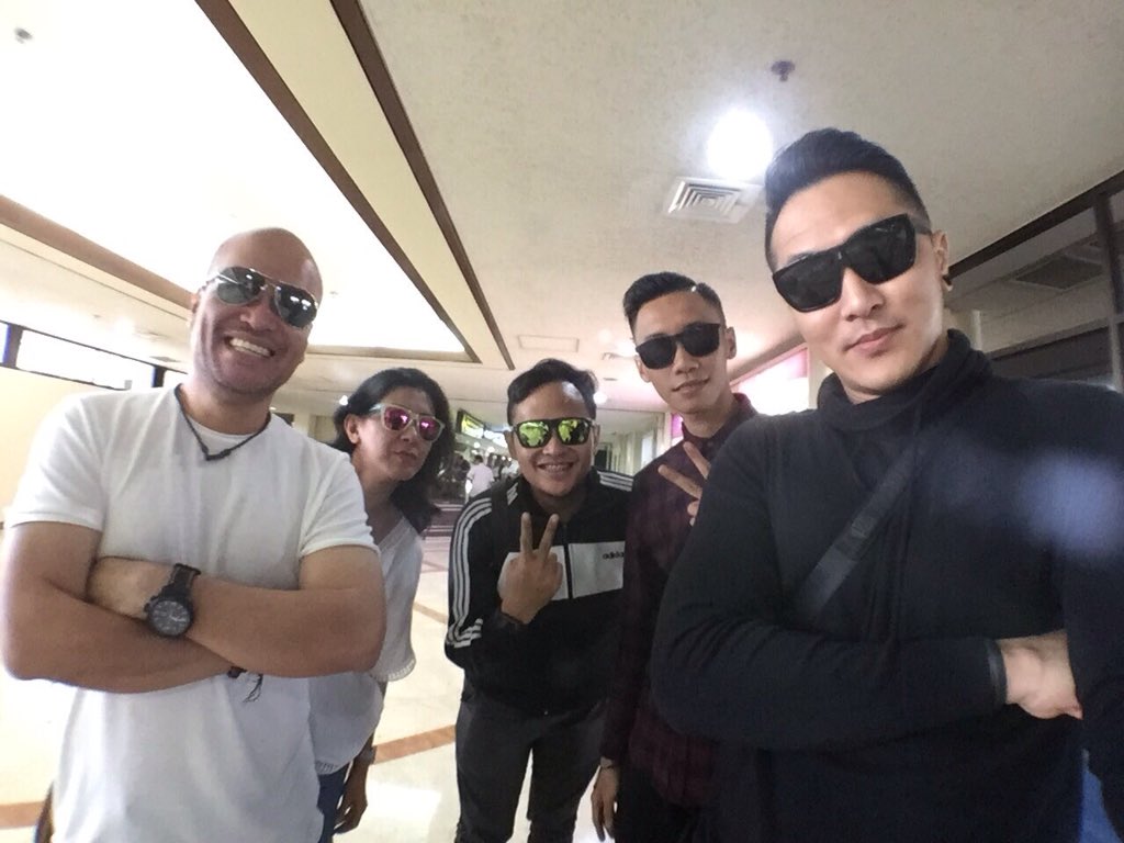 _DemianAditya_'s tweet photo. Udah kayak anak band blom? Prigen, here we come 😎😎😎😎 #safariprigen #DemianMagicTrip #DemianTripPrigen https://t.co/M2czPMobqu