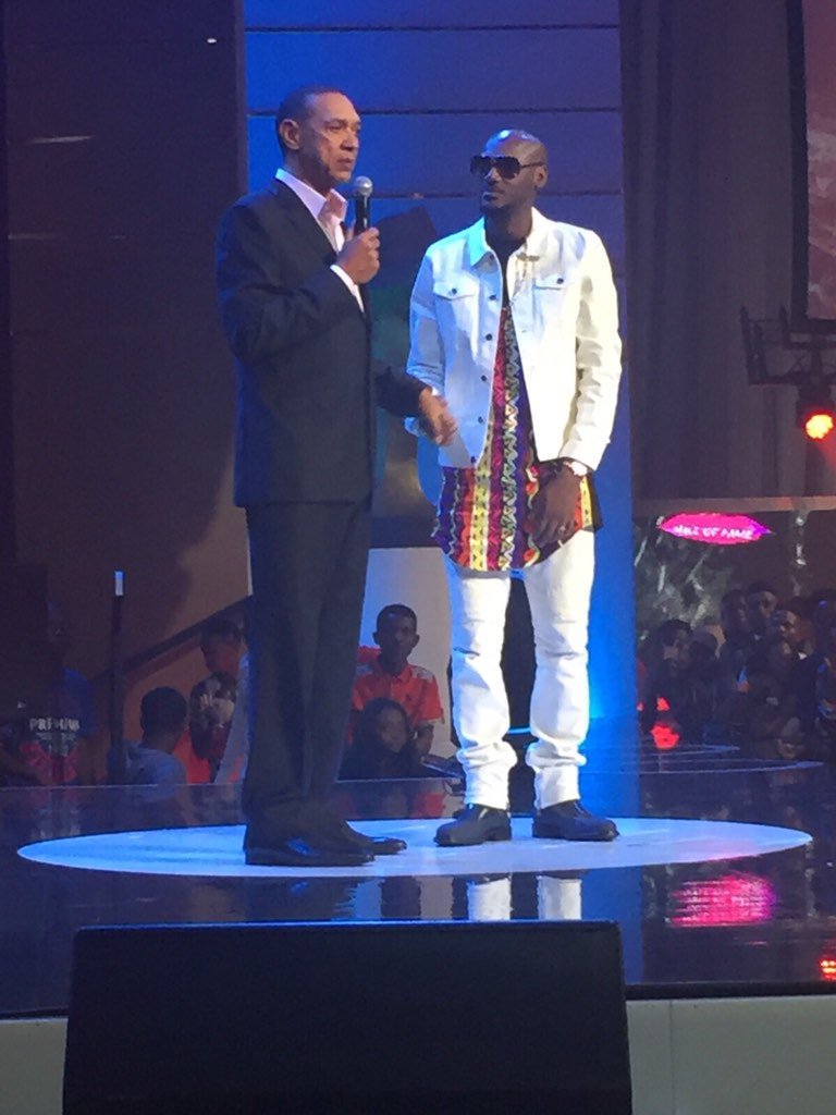 eniolaofLagos's tweet image. "@benmurraybruce: Giving @2faceidibia his award @ #TheHeadies2015 a couple of minutes ago! https://t.co/nBjpvHZdZh" see #Commonsenseman lol!