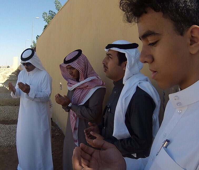 خريجي برنامج الملك عبدالله يزورون قبره للدعاء له(صور)