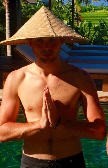 colorsof5sos's tweet image. ashton // vacation