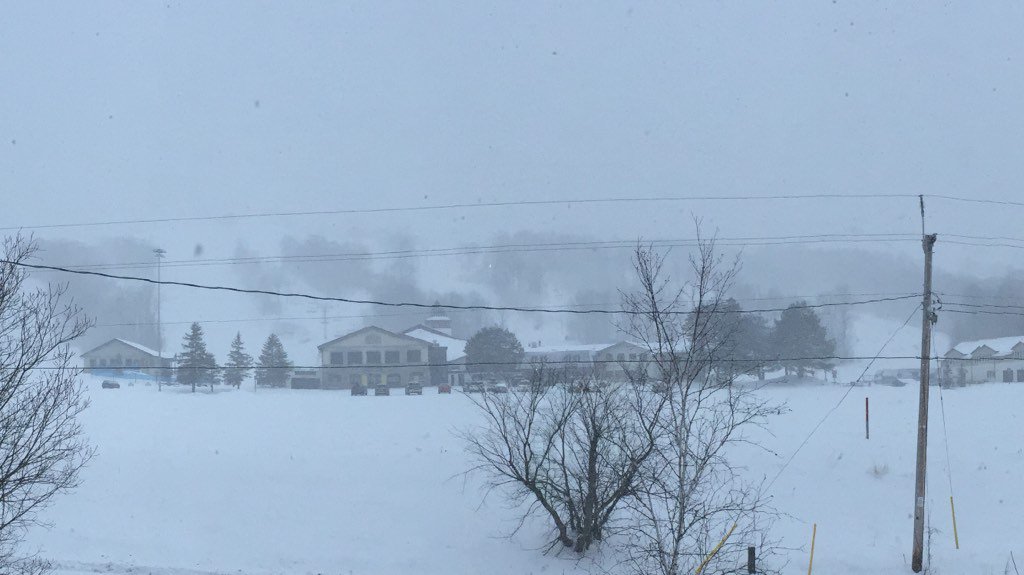 MtStLouis's tweet photo. Jan2 SNOW REPORT #MachineGroomPowder 15-35cmBase 13runs 1TerrainPark #GoWhereTheSnowIs https://t.co/LMWrEowKb9