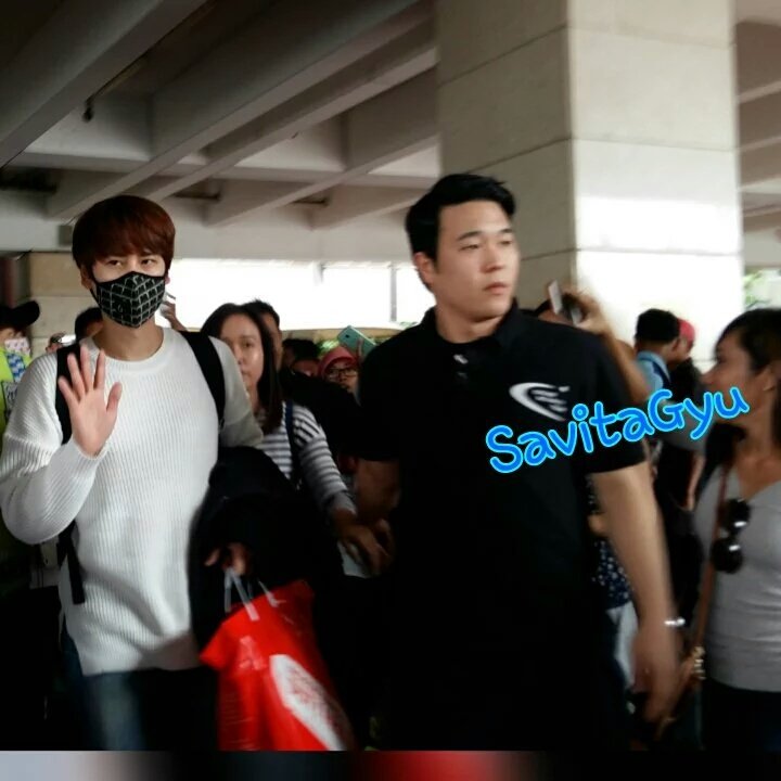 Indo_ELFs's tweet photo. [HQ] 160102 Soetta Airport - Kyuhyun waving cutely😆😆 (cr: savitagyu) https://t.co/NVHQjubChv
