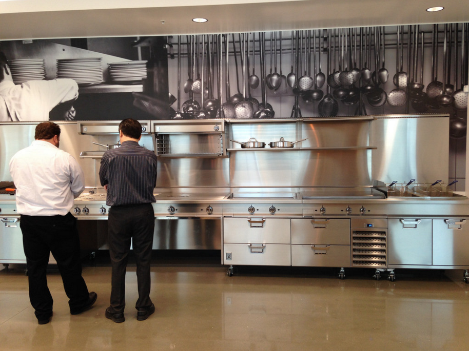 HestanTeam's tweet photo. New year, new you. A new kitchen perhaps?

Come visit us in #Anaheim and experience our showroom and test kitchen! https://t.co/pgxYMP92tK
