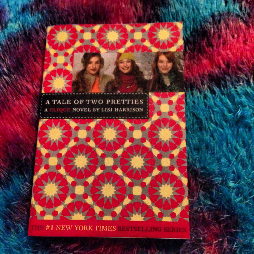 Shygirlprobsz's tweet image. A Tale of Two Pretties {#Book14)By Lisi Harrison 📗📘📙 ladiikeiii.wordpress.com/2016/01/02/a-t…