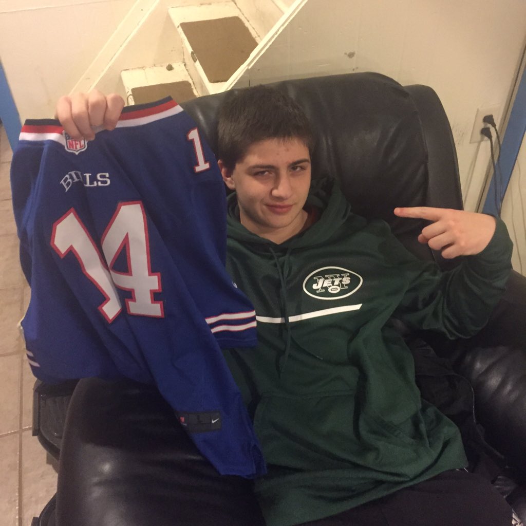 VictorG_103's tweet image. When bill breaks out the Bills jersey... #ReallyNigga