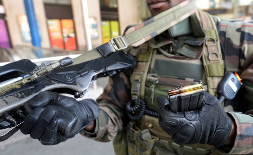OpexNews's tweet image. Les militaires du #93eRAM ont dû faire usage de leur armes de poing et de leurs #FAMAS.lemamouth.blogspot.com/2016/01/valenc…