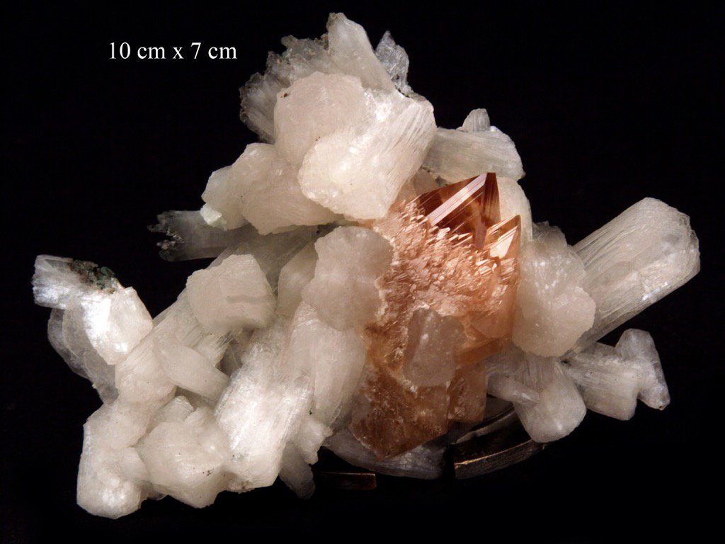 Gargoti's tweet photo. #Florescent Mineral: #Terminated #Crystal of deep yellow coloured florescent #Powellite with Stilbite.

#Nashik https://t.co/ONhWh4C1CP