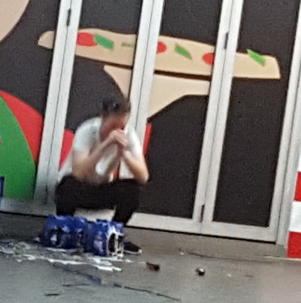 7NewsAustralia's tweet photo. Sydney man dropped his carton of beer 1 minute after bottle shop closed on #NYE: https://t.co/B2LCU243XP #DOH https://t.co/cvDi5CExQY