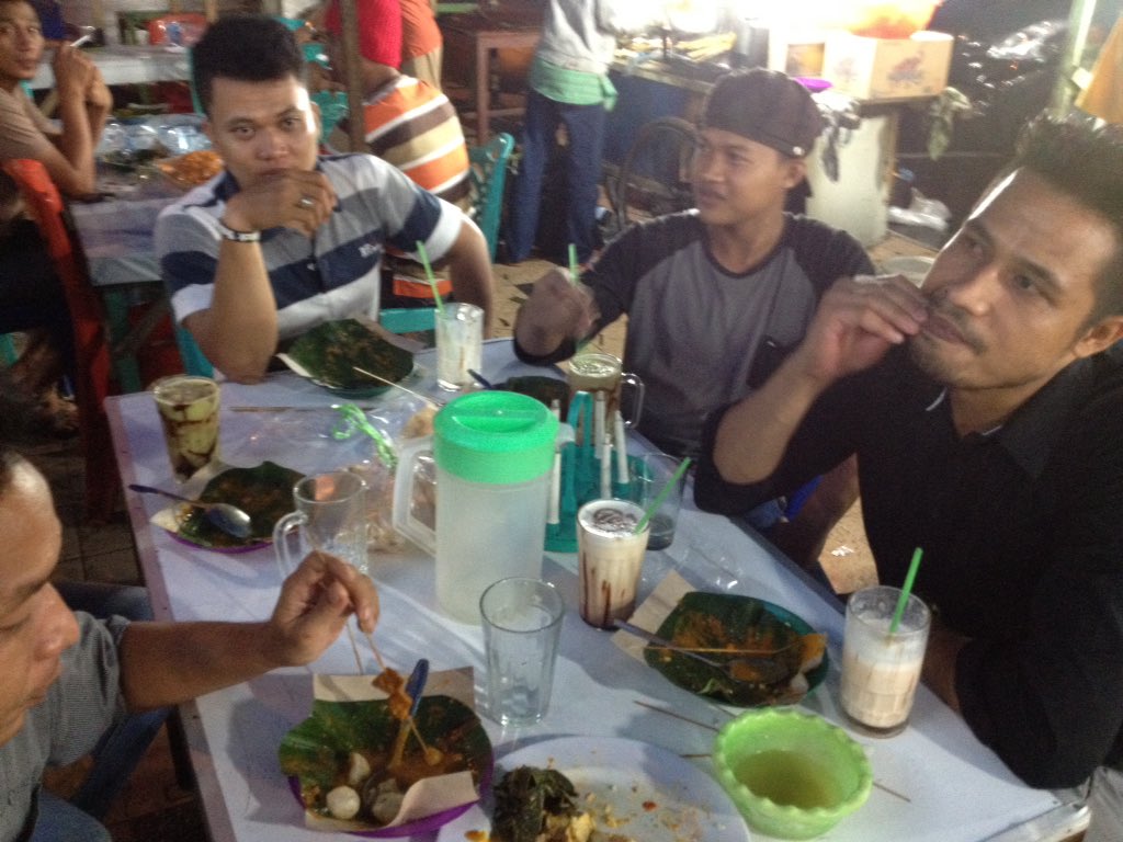 makananberapi's tweet image. Pada lapar semua