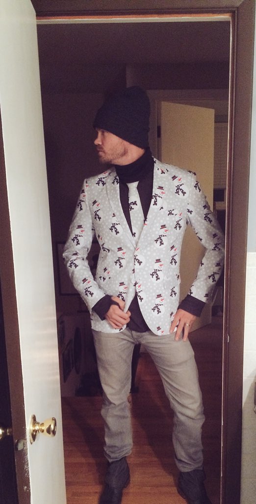 ChadMMurray's tweet image. Striking my @ZoolanderMovie prof pose... What r snowmen if not beautiful? #NewYearsDay #Zoolander2 #NothingBetter2Do