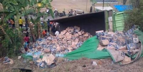 Truk Bermuatan Air Mineral Terjun dari Tebing - infojatengnews.com/2016/01/02/tru…