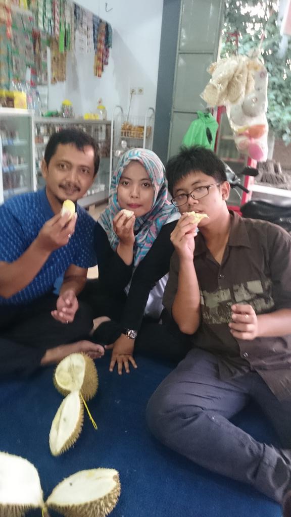 zabidieri's tweet photo. Musim durian tiba. https://t.co/SqX7qdKSrX