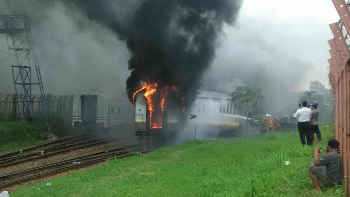 via @ppkadaop2bd: Tim @diskar_bdg @Relawan_Damkar sudah datang untuk memadamkan api di K1 cc: <a href="/Rescue_Damkar/">Rescue_Damkar 4.2.2.02 Diskar PB</a>