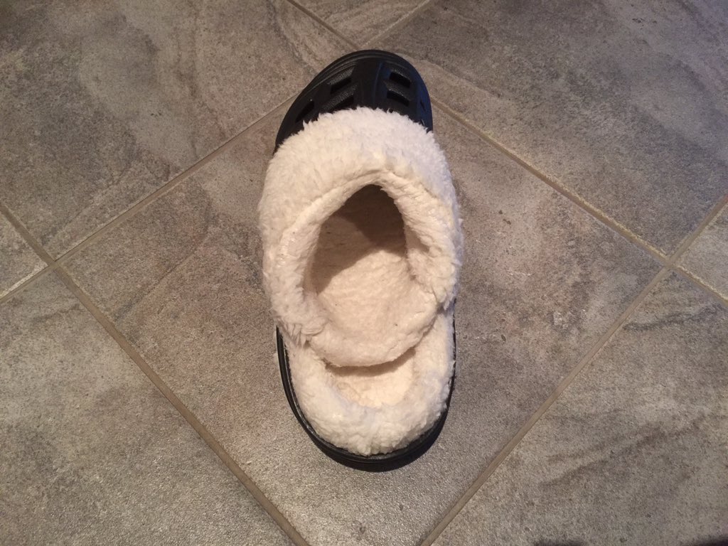 LA_Tuononen's tweet photo. #Crocs ongelma ja ratkaisu. #nippuside https://t.co/Fss8TC8YJ3