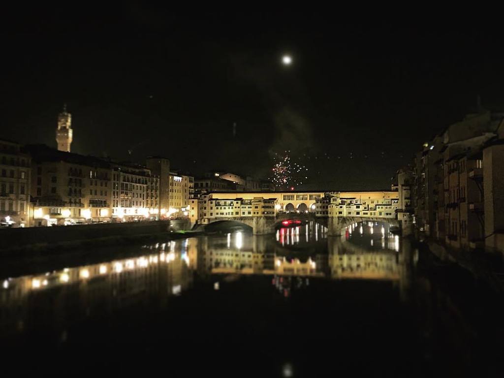 WeTuscany's tweet photo. Happy New Year From Florence 🎉🎆🍾 #2k16 #florence #firenze #phyro #newyear #capodanno2016 #countdown #italy #florenc… https://t.co/fBOJn0LAa4