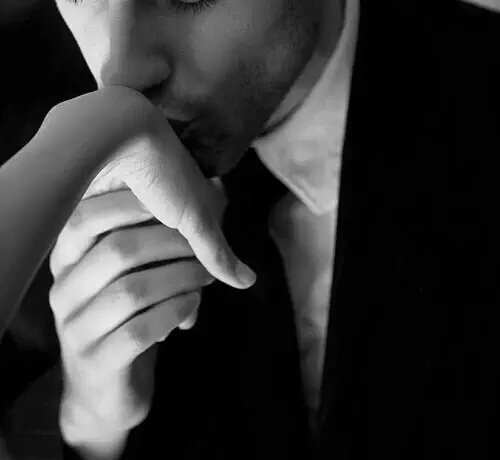 поцелуй руки. женщина целует мужскую ладонь. целовать руки мужчины психология. целовать руки мужчины психология. целует руку.