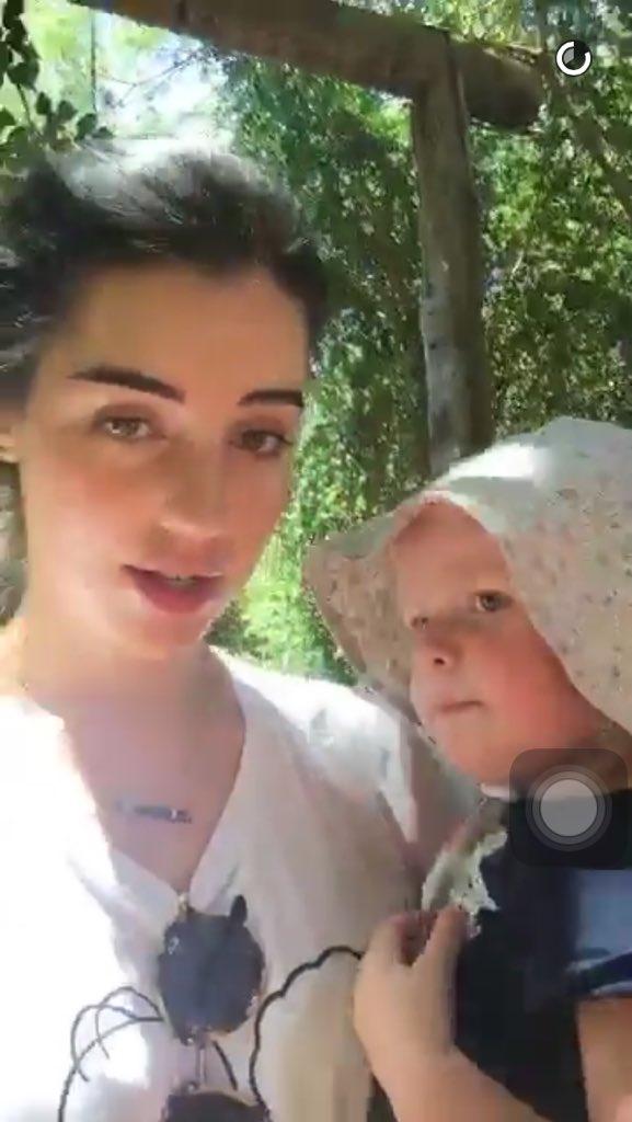 HanddeErcel's tweet photo. A @AdelaideKane se divertindo no zoológico hahaha melhor pessoa https://t.co/gwRCxdKcwQ