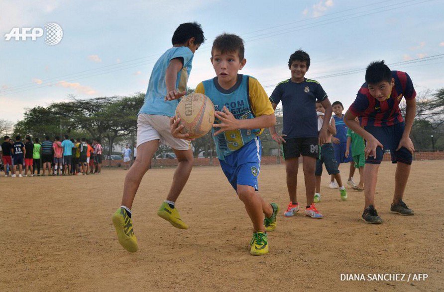 afpfr's tweet photo. Le rugby, exutoire à la violence dans les bidonvilles de Colombie https://t.co/4H78naWDWi par @Arroussiak #AFP https://t.co/MDDod8VtMw