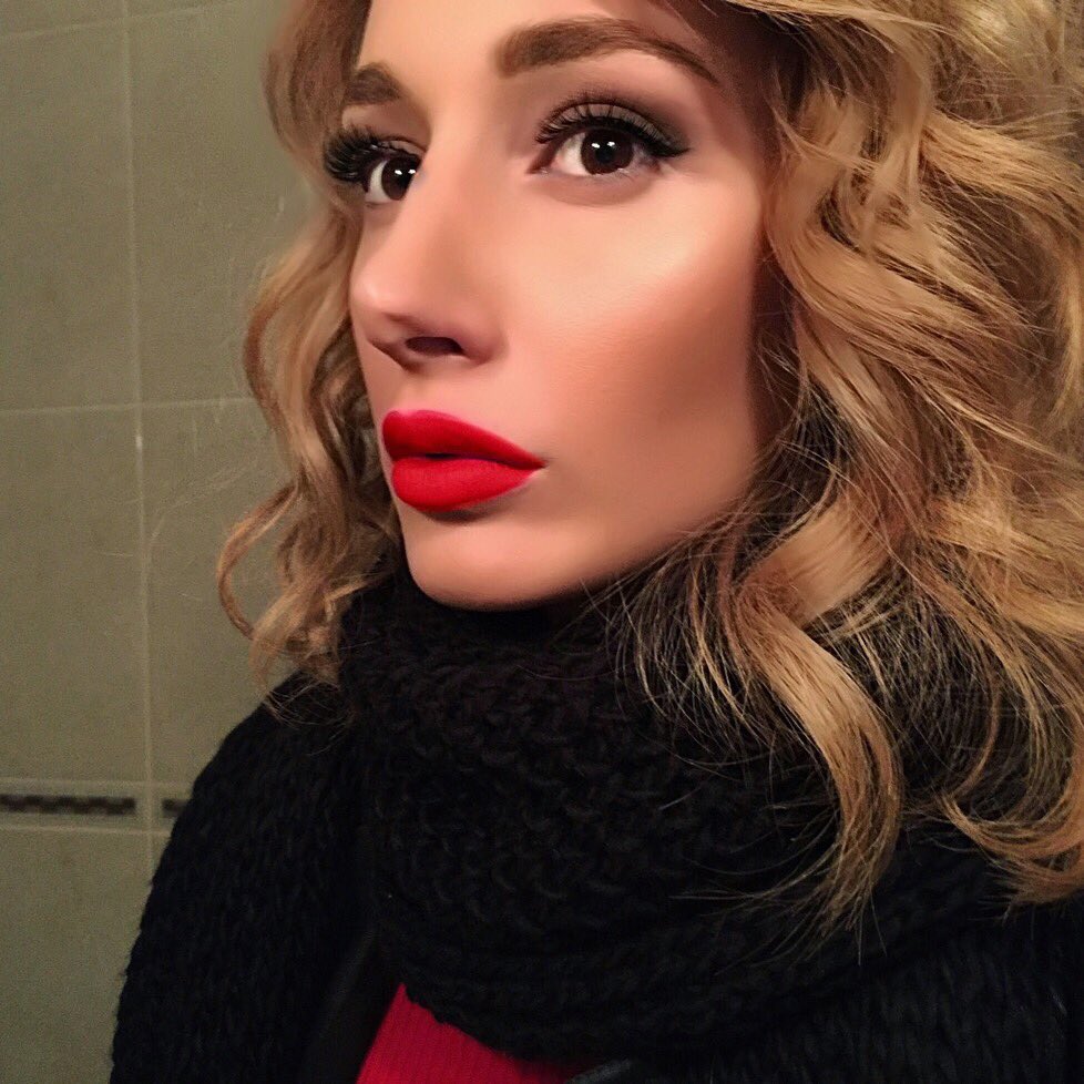 ADLBlogger's tweet image. New Years Make-up | lipstick - @MACcosmetics Russian Red