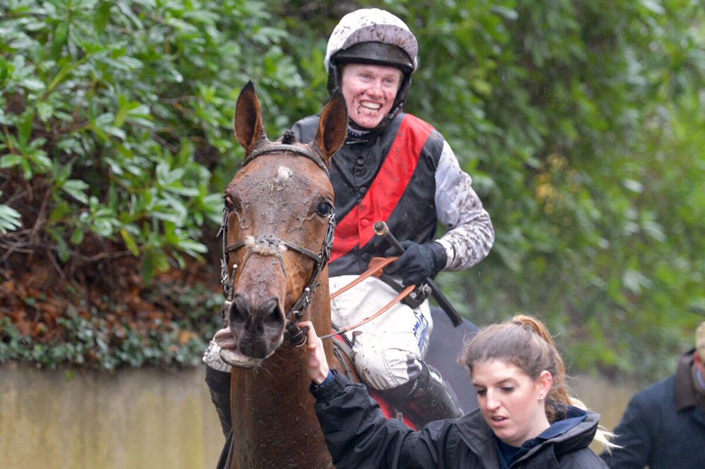 mick573tw's tweet photo. Sneaking Budge and @joshmoore91 power home to win the first @Sandownpark #Mooresuccess https://t.co/6uM6YWXKIl